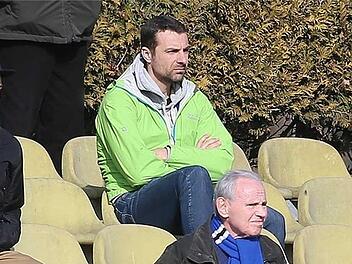 Hier noch in der Rolle des Zuschauers, wird Christian Springer am Samstag um 16 Uhr sein Trainer-Debüt bei Jahn Forchheim feiern, wenn das Auswärtsspiel beim FC Eintracht Bamberg ansteht.  Foto: Sebastian Baumann