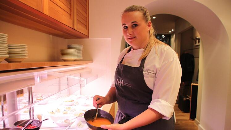 Ronja Prechtl ist in Herrmanns Posthotel als hauswirtschaftliche Betriebsleitung tätig und zeigt den Azubis alles rund um die Küche.  Foto: Andreas Schmitt
