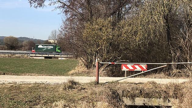 Zwischen Eisenbahn und Autobahn liegt der Graben bei der Flutbrücke, den die Bahn nach Meinung der Poxdorfer nicht ausreichend in Schuss hält.Dagmar Niemann