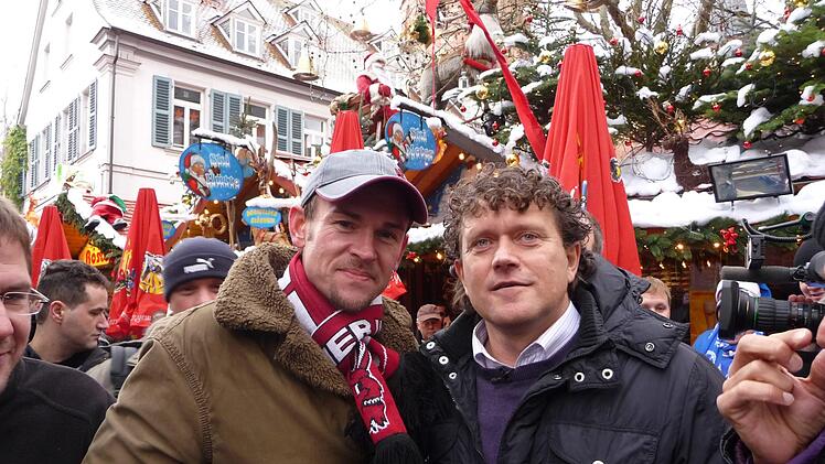 Mittendrin statt nur dabei: In Kaiserslautern traf die Schernecker Reisegruppe pl&ouml;tzlich auf Ex-Profi Olaf Marschall (rechts); mit im Bild Kaiserslautern-Fan Helmut Kl&uuml;glein (links). Foto: privat