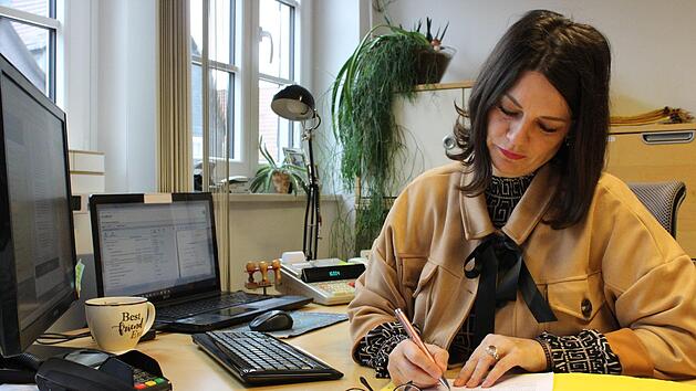 Nadja Volk, Beratungsstellenleiterin der Vereinigten Lohnsteuerhilfe in Kronach, unterst&uuml;tzt j&auml;hrlich 500 Mandanten bei ihrer Steuererkl&auml;rung. Das Angebot richtet sich an Arbeitnehmer, Auszubildende, Studierende und Rentner. Foto: Cindy D&ouml;tschel