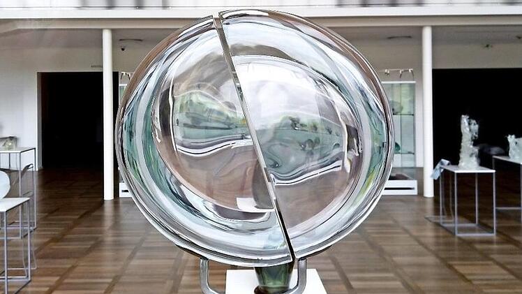 Auch von außen einen Besuch wert: Blick ins Glasmuseum Rosenau - im Vordergrund Livio Segusos "Contrapunto" aus dem Jahr 1984 (farbloses Glas, frei geformt) Fotos: Jochen Berger