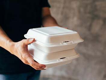 Essen zum Abholen, Take-away, Warmhalte-Box. Lieferdienst, Lieferung.
