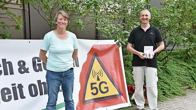 Susanne Bauer und Alexander Kaiser wiesen die Gemeinderäte auf die Gefahren der Mobilfunkstrahlung hin.