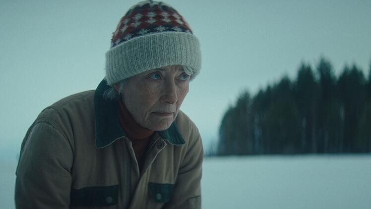 Oscargewinnerin Emma Thompson pr&auml;sentiert sich in "Dead of Winter - Eisige Stille" als taffe Einzelk&auml;mpferin.