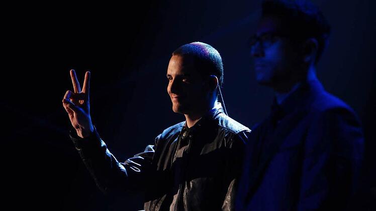 Michael Lane beim Finale von The Voice of Germany. Mit Weltstar Leona Lewis sang er ein Duett, doch leider erreichte der 26-Jährige aus Dorfhaus (Kreis Forchheim) nur den dritten Platz. Fotos: © SAT.1/ProSieben/Richard Hübner