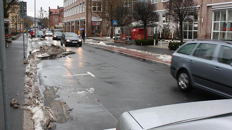 Neben- statt hintereinander: Damit könnte die Zahl der Parkplätze in der nördlichen Von-Hessing-Straße verdoppelt werden. Geschäftsleute sind von dieser Idee begeistert. Die Reaktionen der Fraktionen reicht von Zustimmung bis Sklepsis. Foto: Bartl