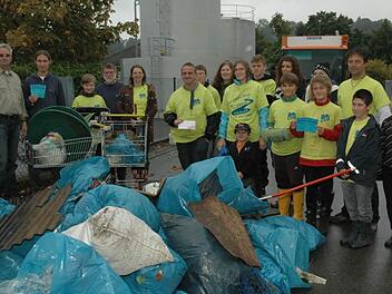 Die Gewinner der Auslosung "Itz clean - it´s cool" präsentierten die gesammelten Umweltschmutzwerke, die sie zusammen mit den anderen über 60 Aktiven aus den Coburger Flüssen geborgen haben. Foto: Edwin Meißinger