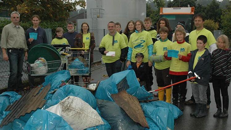 Die Gewinner der Auslosung "Itz clean - it´s cool" präsentierten die gesammelten Umweltschmutzwerke, die sie zusammen mit den anderen über 60 Aktiven aus den Coburger Flüssen geborgen haben. Foto: Edwin Meißinger