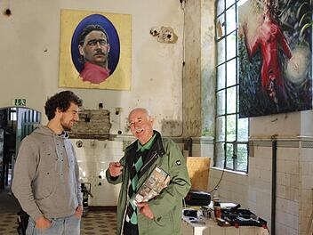 Begegnung: Der ehemalige Maisel-Braumeister Rainer John steht an seiner alten Wirkungsstätte mit Jens Kußmann vom Orga-Team des "Kontakt"-Festivals. Im Hintergrund sind bereits Bilder zu sehen. Das Maisel-Gelände wird vier Tage mit Leben erfüllt. Foto: Sebastian Martin