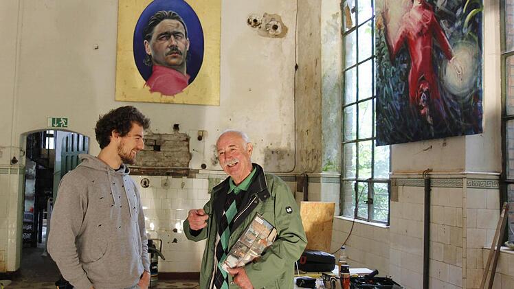 Begegnung: Der ehemalige Maisel-Braumeister Rainer John steht an seiner alten Wirkungsstätte mit Jens Kußmann vom Orga-Team des "Kontakt"-Festivals. Im Hintergrund sind bereits Bilder zu sehen. Das Maisel-Gelände wird vier Tage mit Leben erfüllt. Foto: Sebastian Martin