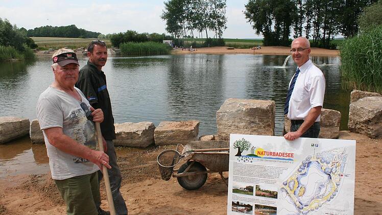 Bürgermeister Jakobus Kötzner mit einem der Schilder, die in diesen Tagen rund um den See angebracht wurden. Links im Bild Erhard Dotterweich und Georg Dorn vom Verein Naturbadesee Fotos: Evi Seeger