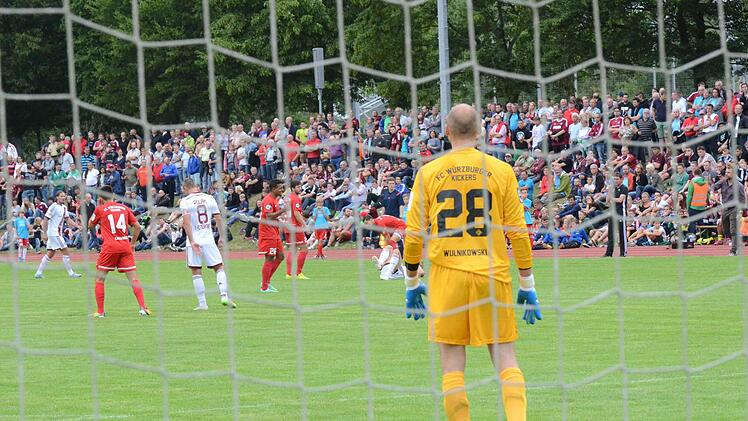Impressionen vom Spiel des 1. FC Nürnberg (weiße Trikots) gegen die Würzburger Kickers (2:2). Foto: Jürgen Schmitt