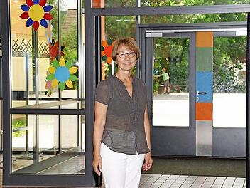 Gut vier Jahrzehnte lang war Roswitha Ebert Grundschullehrerin, zuletzt Rektorin der Grundschule Rauhenebrach in Untersteinbach. Mit dem Ende des Schuljahres geht sie in den Ruhestand. Dann tritt sie letztmals durch die Tür des frisch sanierten Schulhauses.  Foto: Sabine Weinbeer