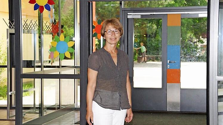 Gut vier Jahrzehnte lang war Roswitha Ebert Grundschullehrerin, zuletzt Rektorin der Grundschule Rauhenebrach in Untersteinbach. Mit dem Ende des Schuljahres geht sie in den Ruhestand. Dann tritt sie letztmals durch die Tür des frisch sanierten Schulhauses.  Foto: Sabine Weinbeer