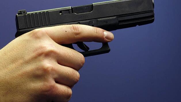 Symbolbild: Maskierter Mann überfällt in Nürnberg Gastwirtschaft mit Schusswaffe Foto: dpa