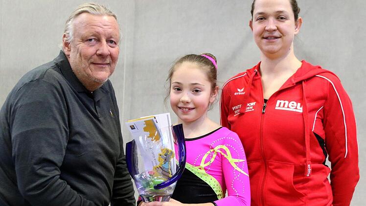 Vorsitzender Norbert Kastner zeichnete Lena Kuhrau mit dem Heinz-Oehrlein-Pokal aus. Das freute auch Trainerin Kerstin Stammberger.