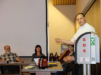Thomas Schreiner erklärte im Gemeinderat die Funktionsweise eines lebensrettenden Defibrillators. Foto: Gerd Schaar