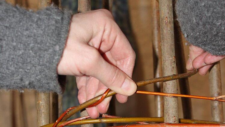 Kurse für Gartendekorationen sind besonders beliebt. Vielleicht, weil man so schnell Erfolge sieht, wie auf unserem Bild bei der Arbeit an einem Rankgeflecht. Fotos: Popp