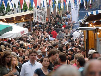 Bei der Sandkerwa wird es vom 23. bis 27. August in Bamberg deutlich mehr Sicherheitskräfte geben. Auch  Sponsoren wie Brose sollen das Fest langfristig sichern.  Foto: Ronald Rinklef
