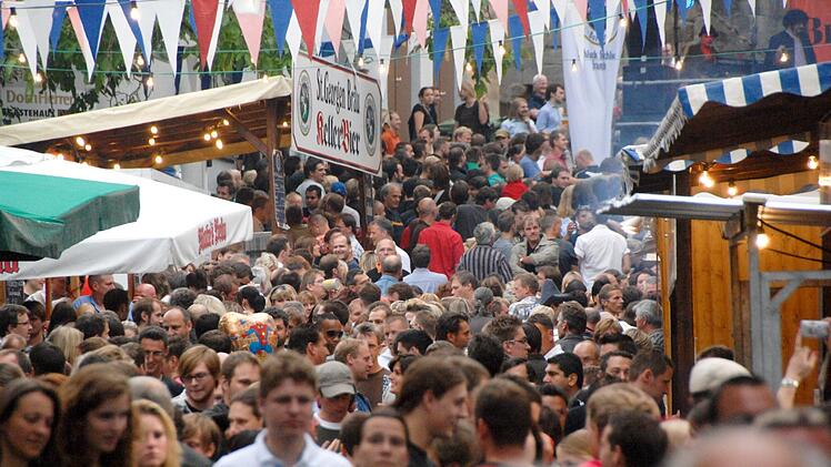 Bei der Sandkerwa wird es vom 23. bis 27. August in Bamberg deutlich mehr Sicherheitskräfte geben. Auch  Sponsoren wie Brose sollen das Fest langfristig sichern.  Foto: Ronald Rinklef