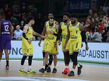 Nächste Niederlage für die Bayreuther Basketballer - trotz einer Leistungssteigerung gegenüber den zurückliegenden Auftritten gab es für (von links) Kyan Anderson, de'Mon Brooks, Kassius Robertson, Hassan Martin und Adonis Thomas auch in Oldenburg nichts zu holen. Foto: Peter Mularczyk