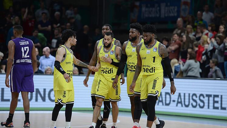 Nächste Niederlage für die Bayreuther Basketballer - trotz einer Leistungssteigerung gegenüber den zurückliegenden Auftritten gab es für (von links) Kyan Anderson, de'Mon Brooks, Kassius Robertson, Hassan Martin und Adonis Thomas auch in Oldenburg nichts zu holen. Foto: Peter Mularczyk