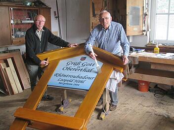 Bruno Weigand (links) und Hans Schönau (rechts) bei der Restaurierung der Grußtafeln.  Fotos: Winfried Ehling