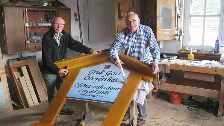 Bruno Weigand (links) und Hans Schönau (rechts) bei der Restaurierung der Grußtafeln.  Fotos: Winfried Ehling