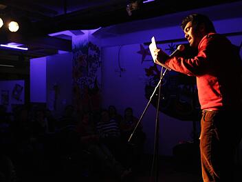 Der Gewinner des Höchstadter Poetry Slams: Helmuth Steierwald aus Nürnberg  Fotos: Sebastian Martin