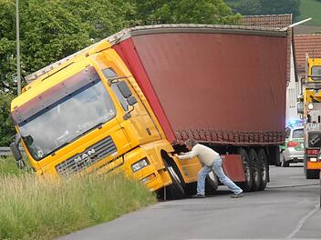 Für die Bergung des Lkw war schweres Gerät erforderlich.  Foto: privat