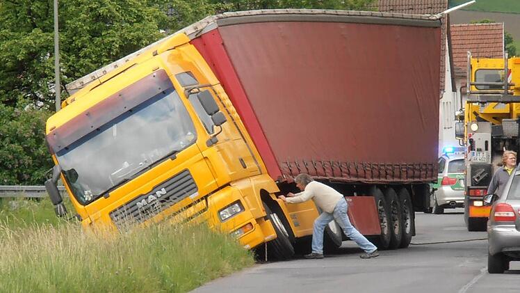 Für die Bergung des Lkw war schweres Gerät erforderlich.  Foto: privat
