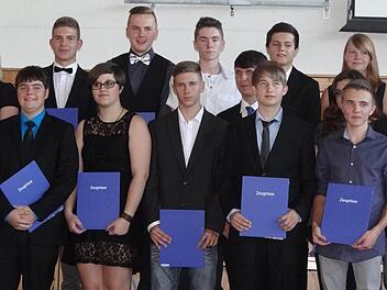 Die Klasse 10a hat es geschafft und die Zeugnisse in den Händen.