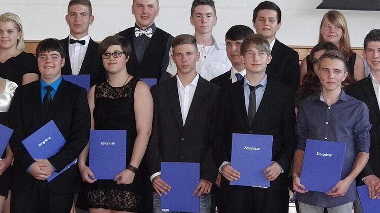 Die Klasse 10a hat es geschafft und die Zeugnisse in den Händen.