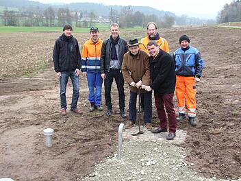 Die Bürgermeister Ralf Nowak und Hermann Niediek (im Vordergrund) bei der Inbetriebnahme des neuen leitungstrangs mit Bauamtsleiter Martin Lang, Baufhofleiter Ralf Hartenfels, Diplom-Ingenieur Hans-Joachim Brandt, Firmenchef Michael Koch und Bauhofleiter Manfred Schirdewahn (hinten von links). Foto: Ralf Kestel