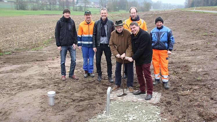 Die Bürgermeister Ralf Nowak und Hermann Niediek (im Vordergrund) bei der Inbetriebnahme des neuen leitungstrangs mit Bauamtsleiter Martin Lang, Baufhofleiter Ralf Hartenfels, Diplom-Ingenieur Hans-Joachim Brandt, Firmenchef Michael Koch und Bauhofleiter Manfred Schirdewahn (hinten von links). Foto: Ralf Kestel