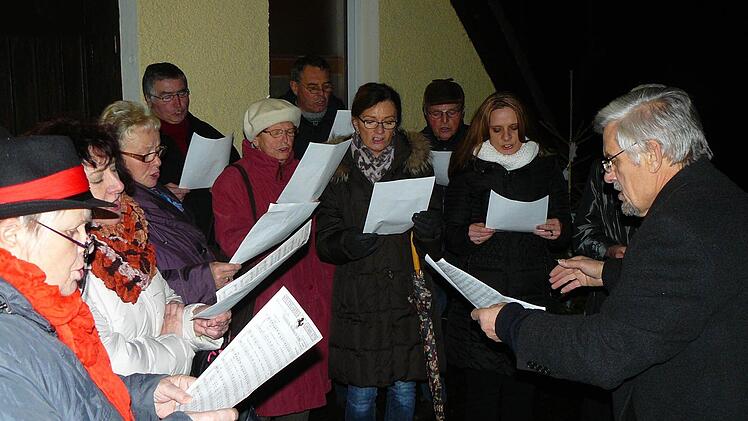 Der gemischte Chor der "Cäcila" Hohenberg um Bernhard Kraus gefiel mit adventlichen Liedern. Foto: Klaus-Peter Wulf