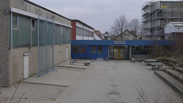 Die Mittelschule Gräfenberg (links) und die eingerüstete Realschule (rechts) haben eine gemeinsame Ganztagesmittagsbetreuung. Foto: Malbrich
