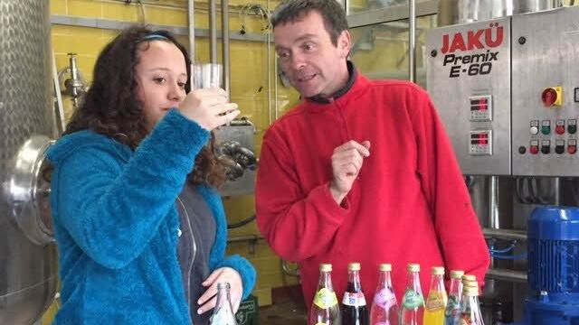 Auch eine Limonaden- Geschmacksprobe gehörte beim Schnuppertag dazu. Schließlich werden in der Gampert- Bräu nicht nur verschiedene Biersorten gebraut, sondern auch Erfrischungsgetränke abgefüllt.  Foto: K.- H. Hofmann