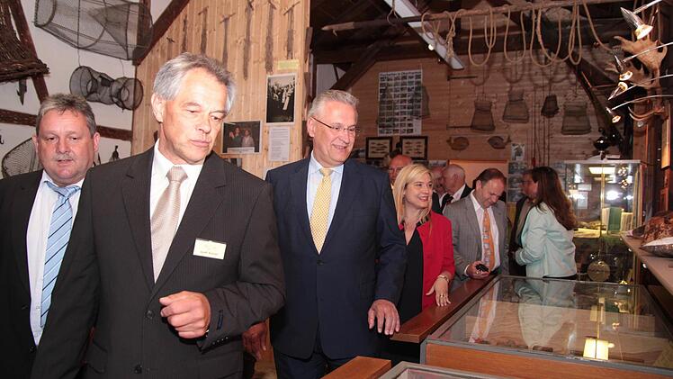 (Von links): Peter Fischer, Josef Kröner, Minister Joachim Herrmann und Ministerin Melanie Huml schauen sich im Fischereimuseum in Bischberg um. Fotos: Merzbach