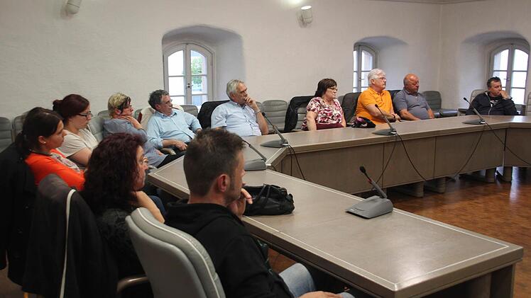 Mehrere Anwohner waren der Einladung von Bürgermeister Gerald Brehm ins Kommunbrauhaus gefolgt.  Foto: Sabine Memmel