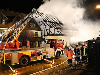 Die Einsatzkr&auml;fte konzentrierten sich darauf, das &Uuml;bergreifen der Flammen von der Scheune auf das Nachbargeb&auml;ude zu verhindern.Foto: Franz Galster