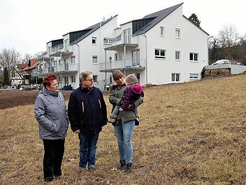 Drei Generationen in einem Haus: Beispielhaft zeigen sich hier vor dem Nüdlinger Mehrgenerationenhaus das Rentner-Ehepaar Ilona (62) und Klaus Friedmann (70) mit Linda Müller (31) und Tochter Charlotte (19 Monate).  Foto: Sigismund von Dobschütz