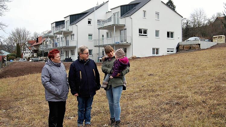 Drei Generationen in einem Haus: Beispielhaft zeigen sich hier vor dem Nüdlinger Mehrgenerationenhaus das Rentner-Ehepaar Ilona (62) und Klaus Friedmann (70) mit Linda Müller (31) und Tochter Charlotte (19 Monate).  Foto: Sigismund von Dobschütz