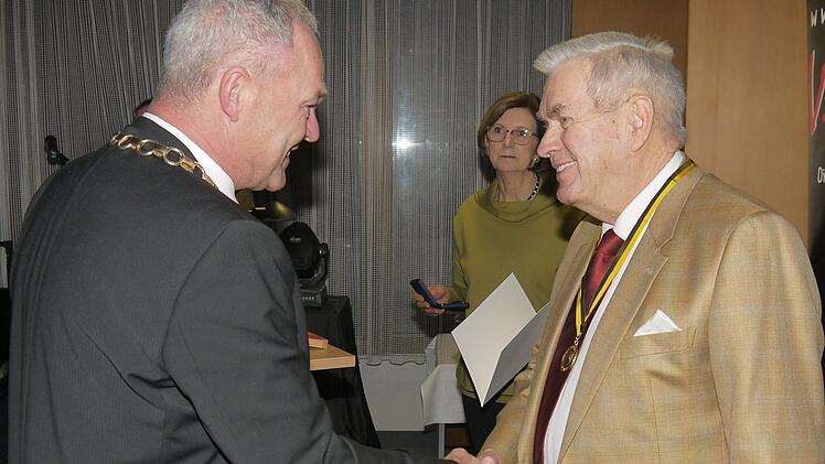 Die Verleihung der goldenen Stadtmedaille an Johannes Seifert (rechts).