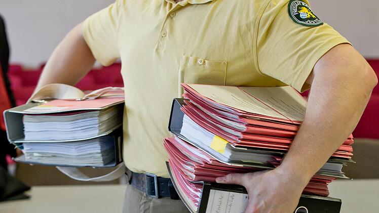 Die Prozessakten im Verfahren gegen eine psychisch schwer kranke Frau aus Kulmbach  können weggeräumt werden. Das Verfahren wurde vorläufig eingestellt.  Symbolbild: Daniel Karmann/dpa