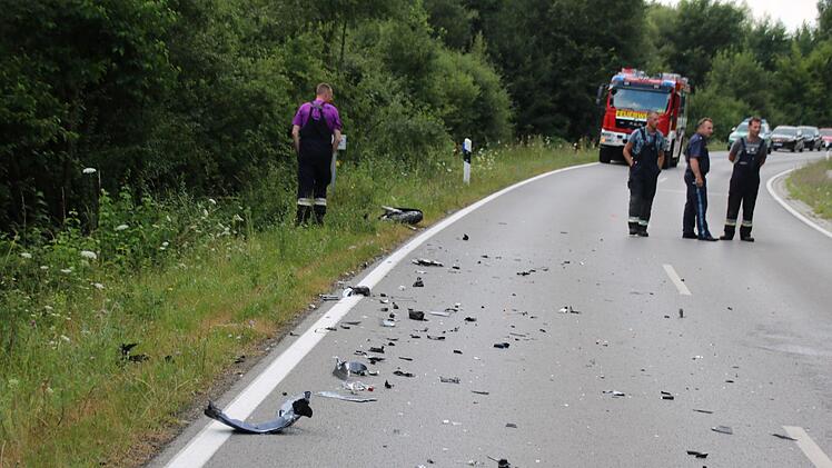 Teile von Motorrad und Auto sind wurden über die Fahrbahn verteilt. Thomas Malz