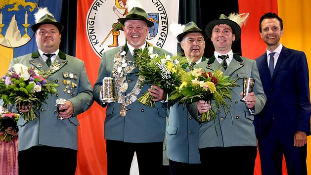 Die k&ouml;niglichen Majest&auml;ten der Lichtenfelser Scharfsch&uuml;tzen (von links): 2. Ritter Andreas Werner, K&ouml;nig Harald Bendig,  Sch&uuml;tzenmeister Erwin Kalb und  1. Ritter Alexander Regele