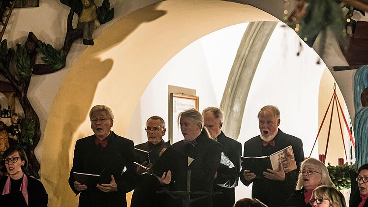 Die Sängervereinigun Bad Rodach und das Collegium musicum Hildburghausen unter der Gesamtleitung von Kirchenmusikdirektor Torsten Sterzik gestalteten ein Konzert in der Kirche St. Salvator in Untersiemau.Foto Jochen Berger