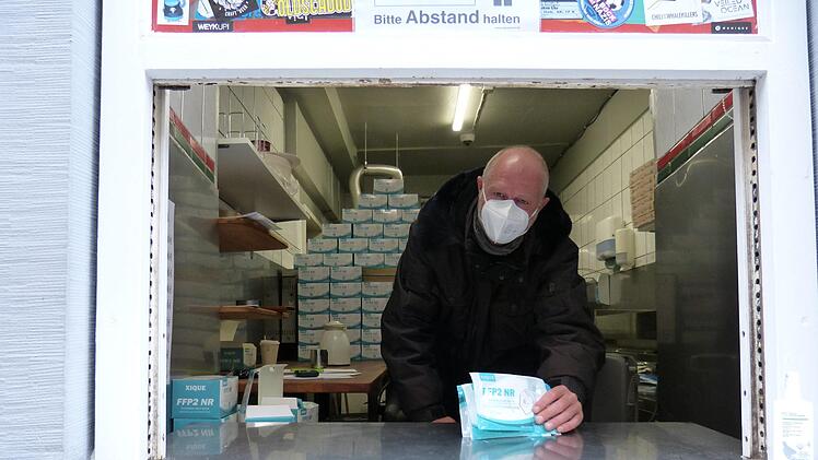 Volker Wrede verkauft FFP-Masken. Julian Megere